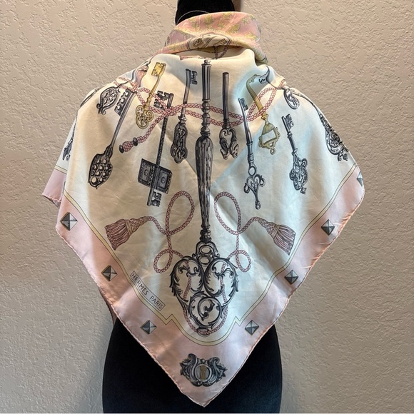 Hermes Scarf Printed  Silk 100% 34x34” with box - Picture 11 of 11
